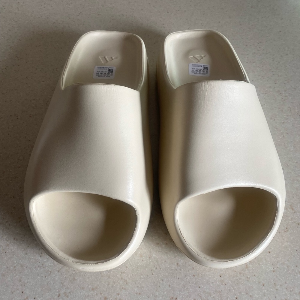 Brand New Adidas Yeezy Slides Bone Size 11